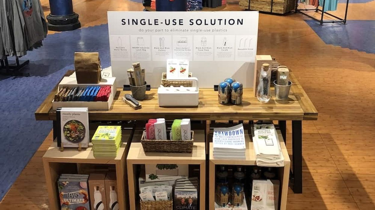 Store sign supporting solutions for single-use plastics