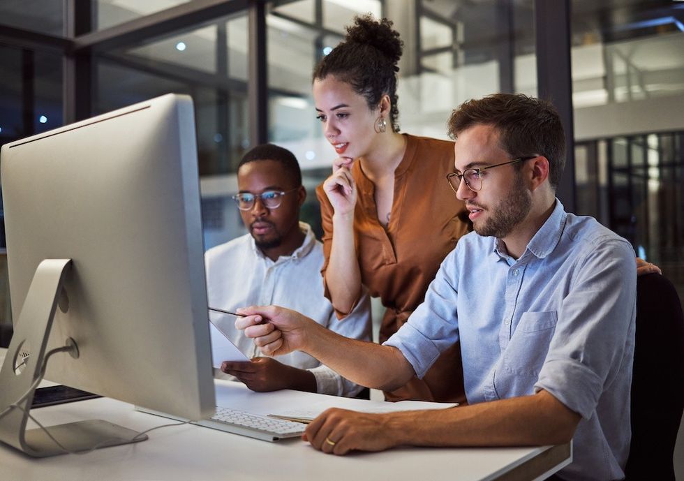 team-designs-together-on-computer
