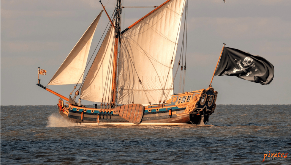 The-Pirates-Experience-ship-sailing