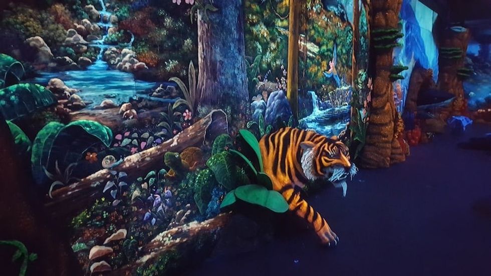 Themebuilders Tarzan and Jane tiger