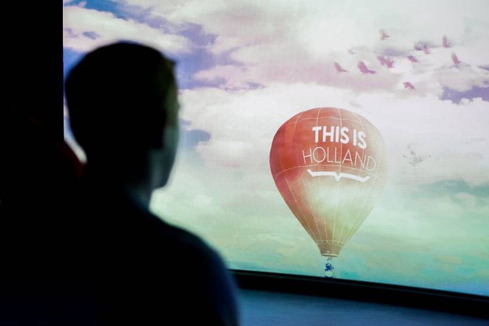 This is Holland-flying theatre hot air balloon