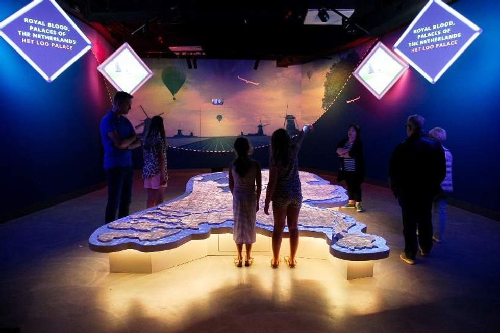 This is Holland-flying theatre preshow palaces of the Netherlands