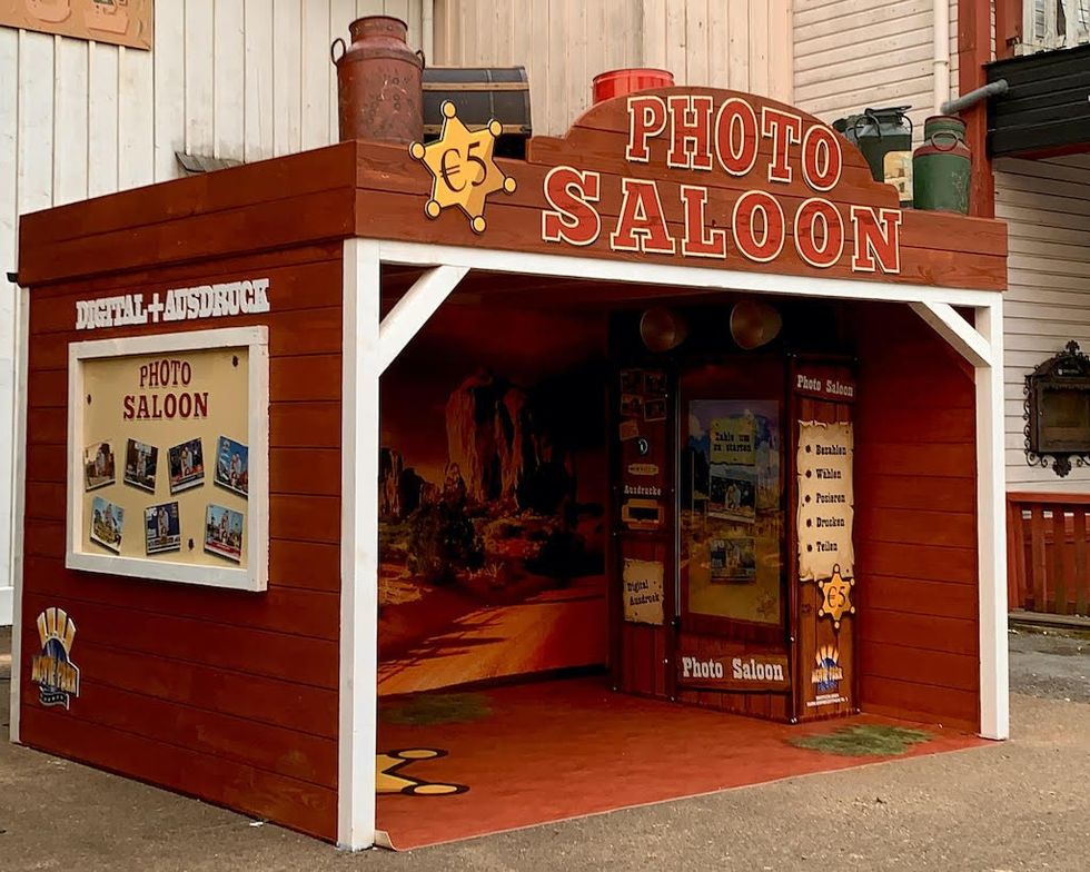 ThisPlays photo saloon