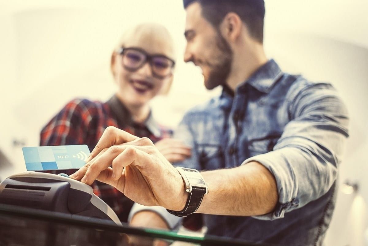ticketing trends 2016 man uses contactless payment kew gardens