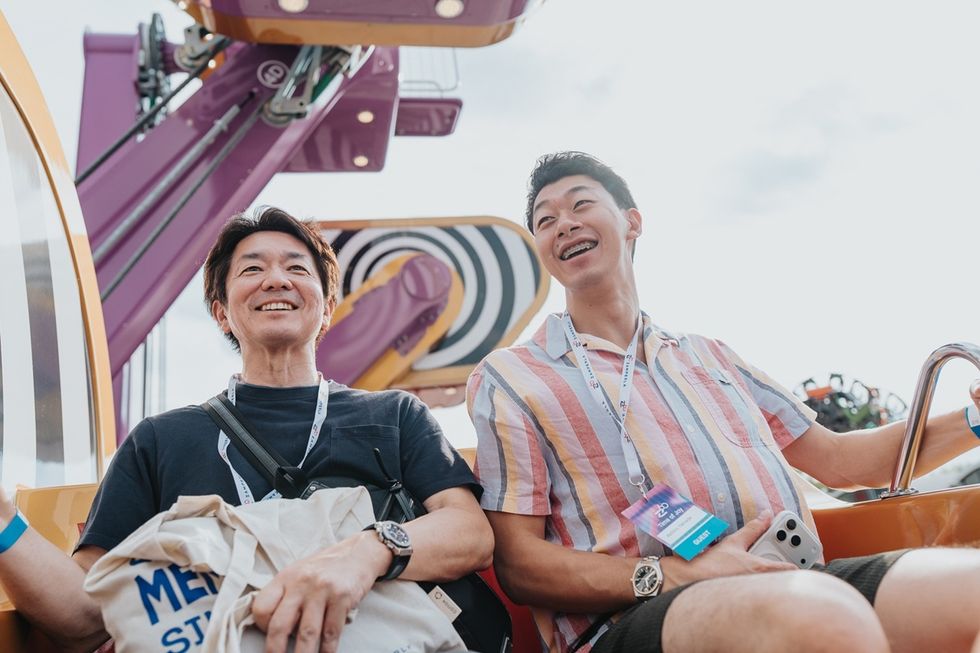 Two people smiling and enjoying the Hypnosiz ride.