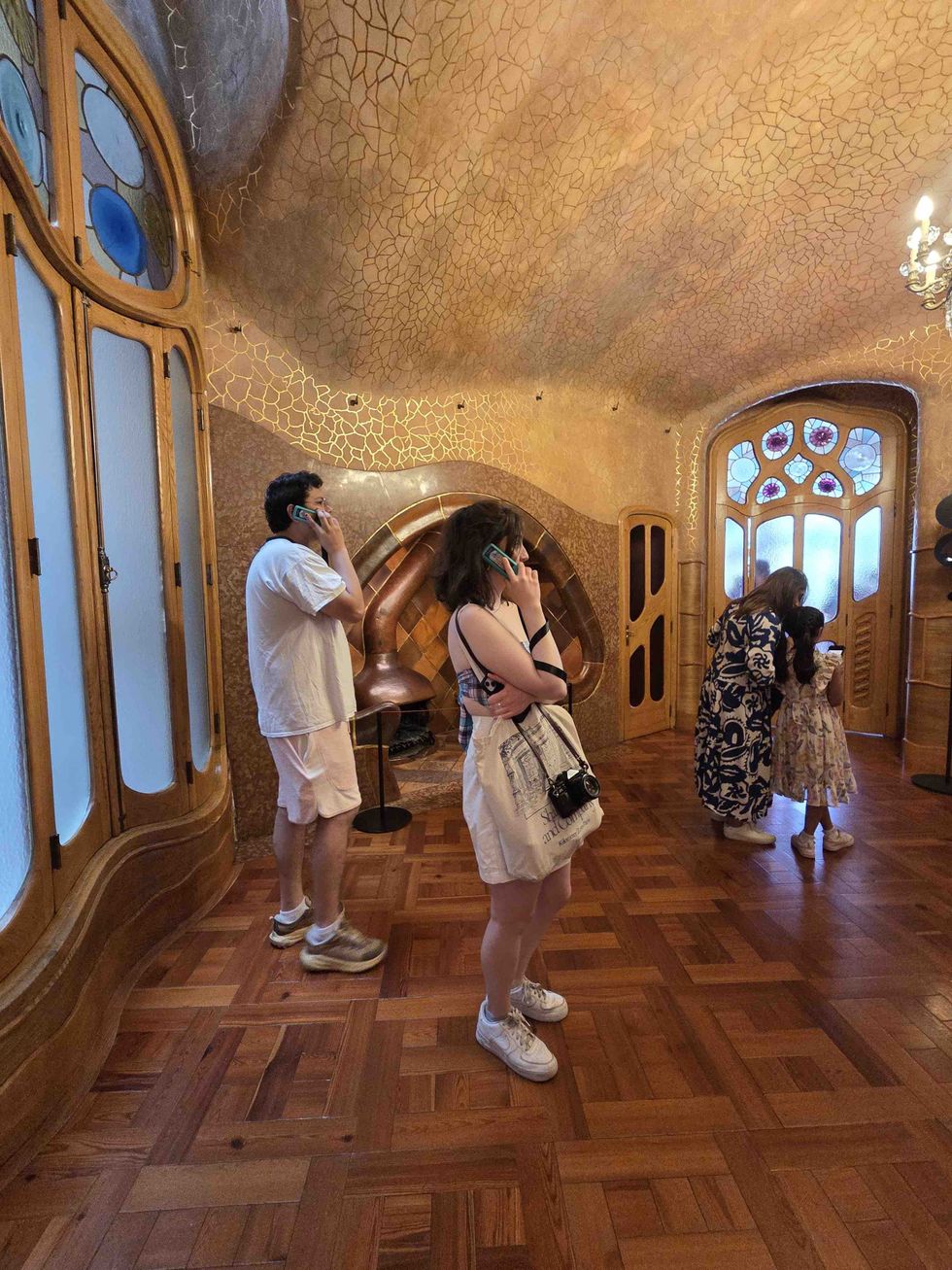 two people using Guide ID's Podcatcher Pro at Casa Batlló