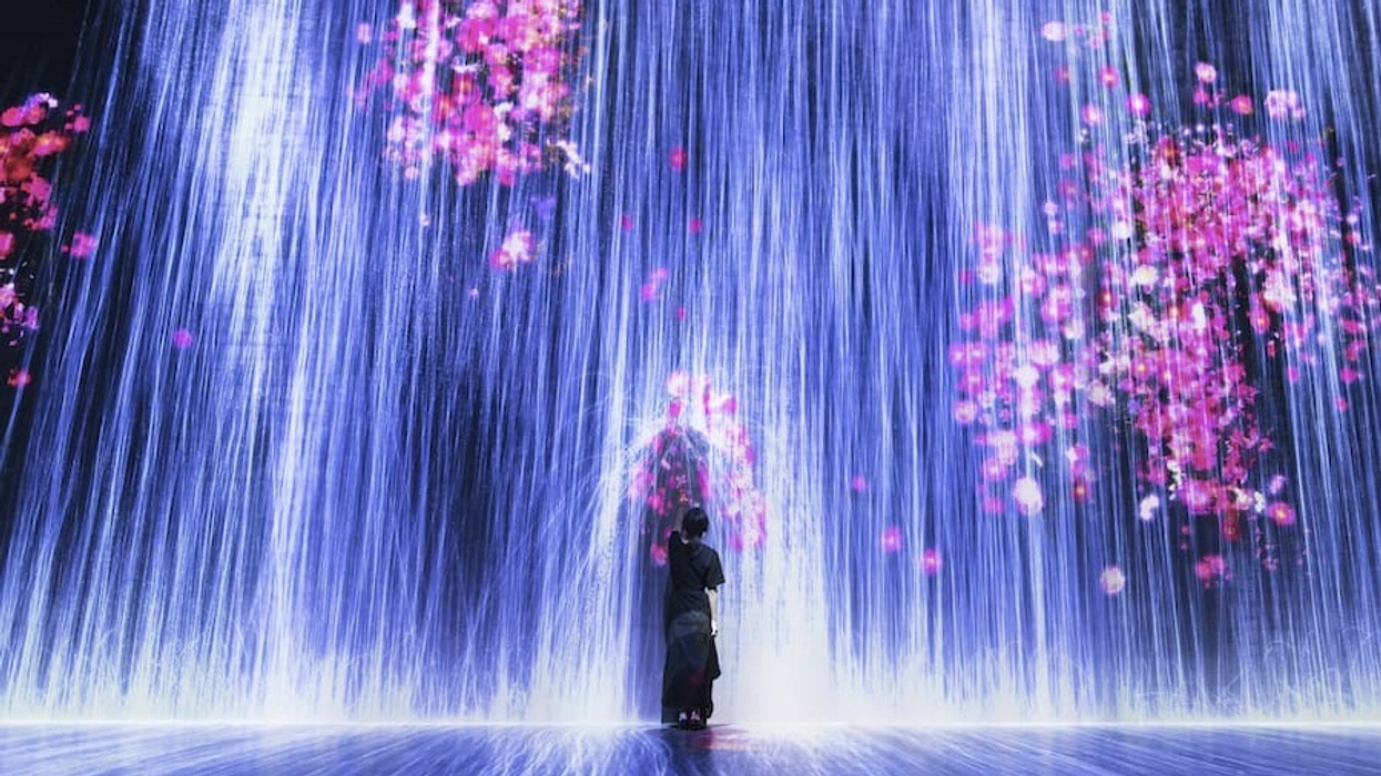 Universe of Water Particles Transcending Boundaries - teamLab at ArtScience Museum