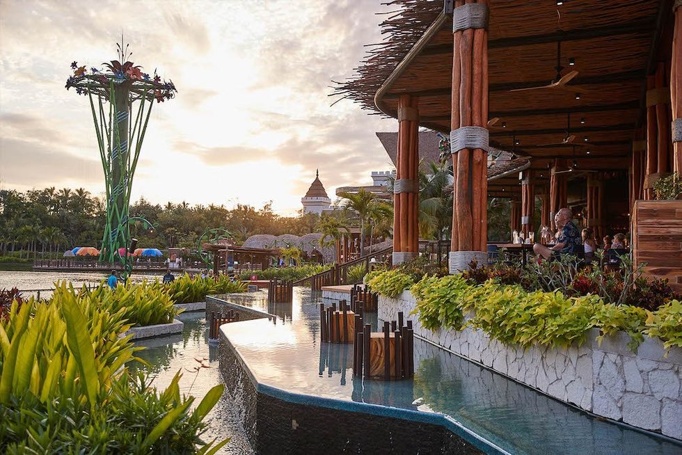 vidanta-2023-mexico-puerto-vallarta-hotel-show-water-sunset