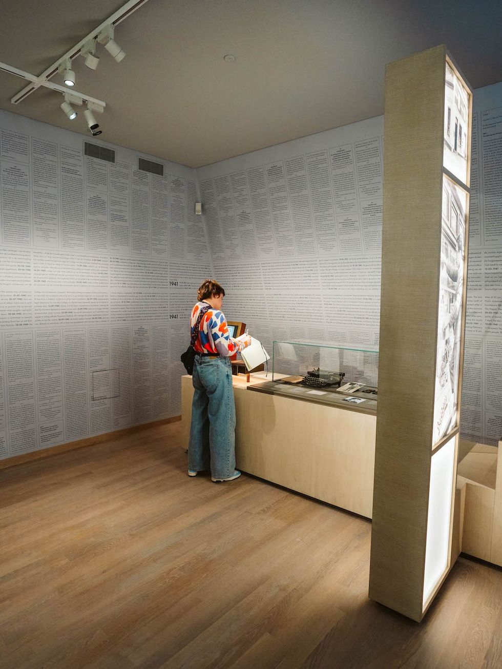 Visitor-at-Holocaust-Museum-Amsterdam