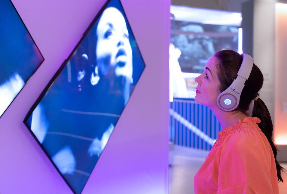 visitor is wearing supraGuide SPHERIC in exhibition DIVA at V&A London