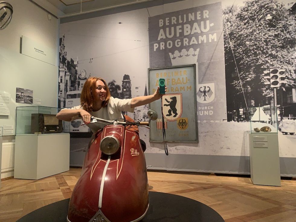 visitor listens to Guide ID Podcatcher Pro at Stadtmuseum Berlin