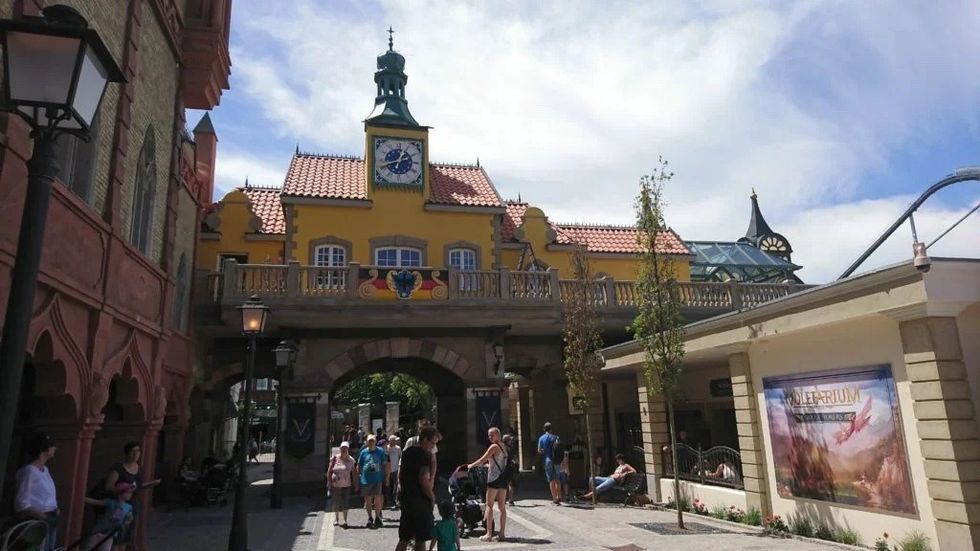 Voletarium at Europa Park Universal Rocks