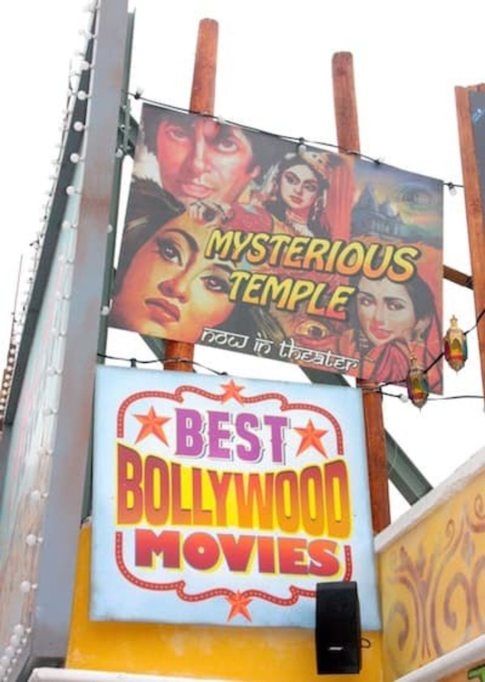 Walibi-Belgium-Popcorn-Revenge-facade-Bollywood-posters