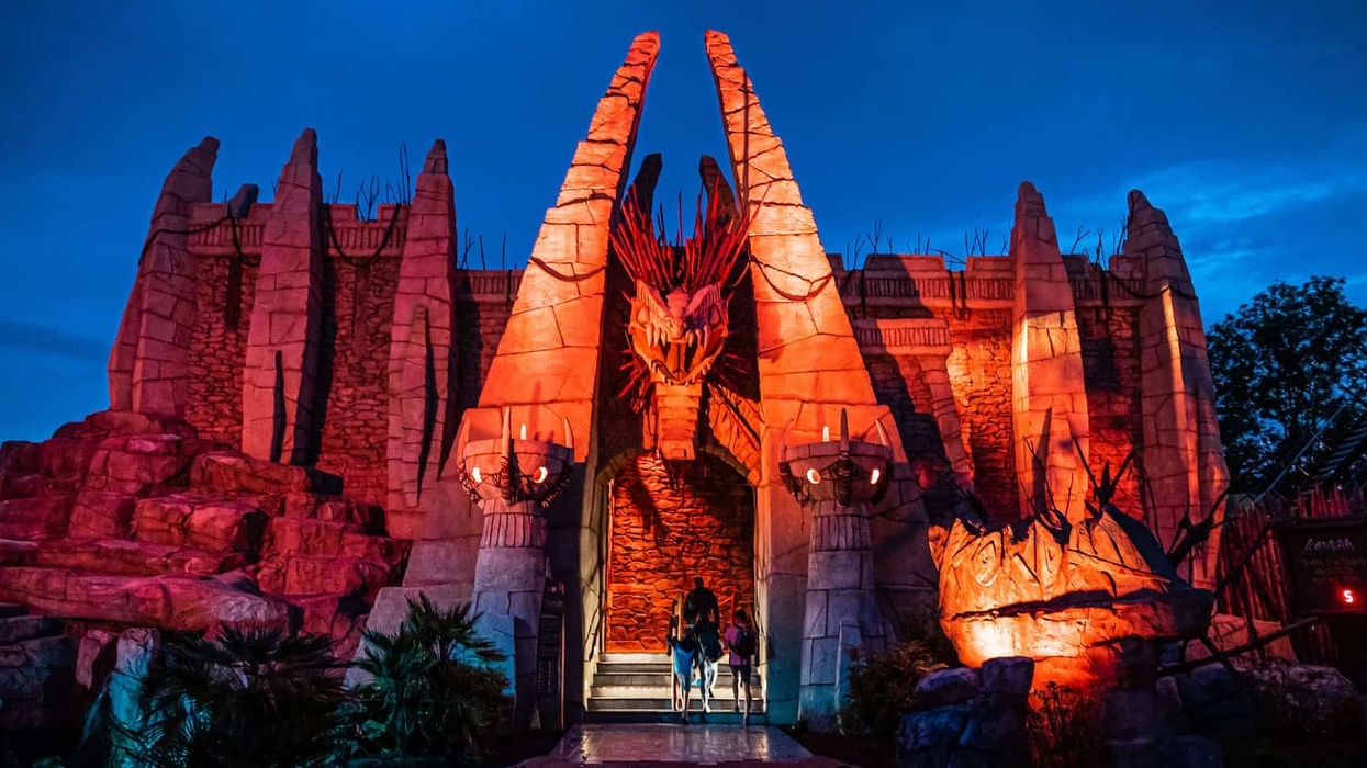 Walibi Kondaa entrance lit up Highlite