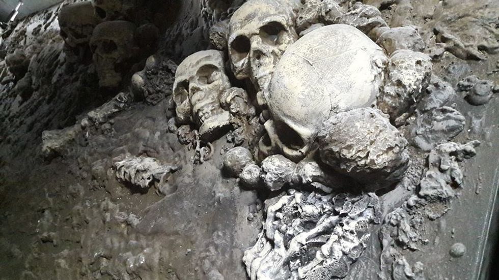 Walk through skeleton Maya World EOS Rides