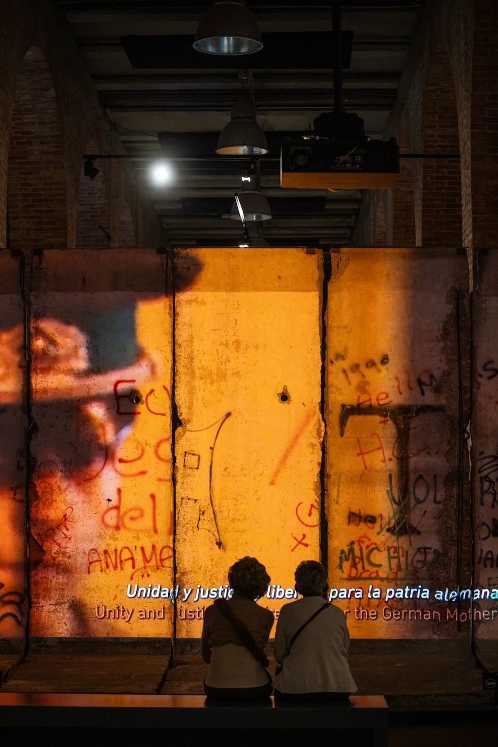 Wall screening with visitors at The Berlin Wall. A World Divided exhibition © Musealia