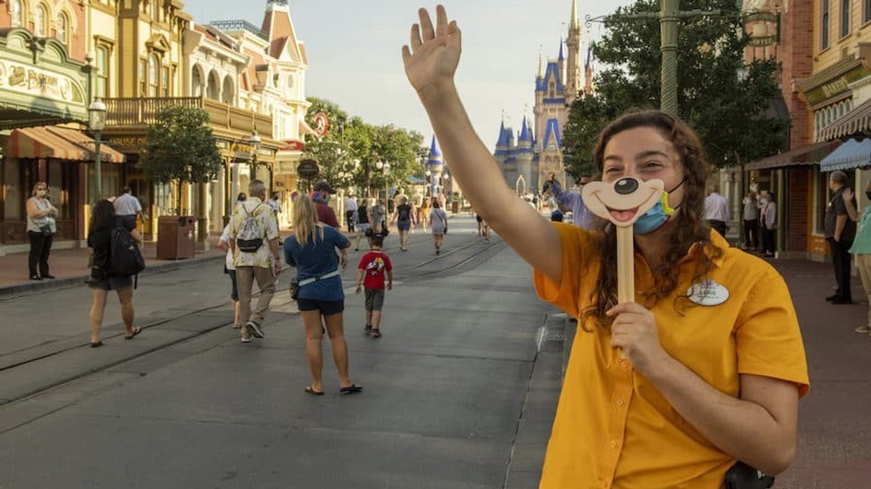 Walt-Disney-World-cast-member-greets-in-mask mall 2.0