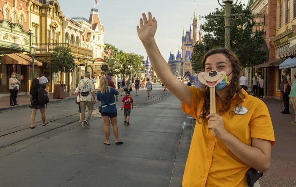 Walt-Disney-World-cast-member-greets-in-mask mall 2.0