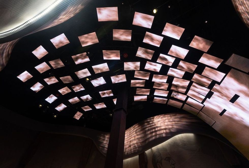 waterfall-room-Niagara-Takes-Flight