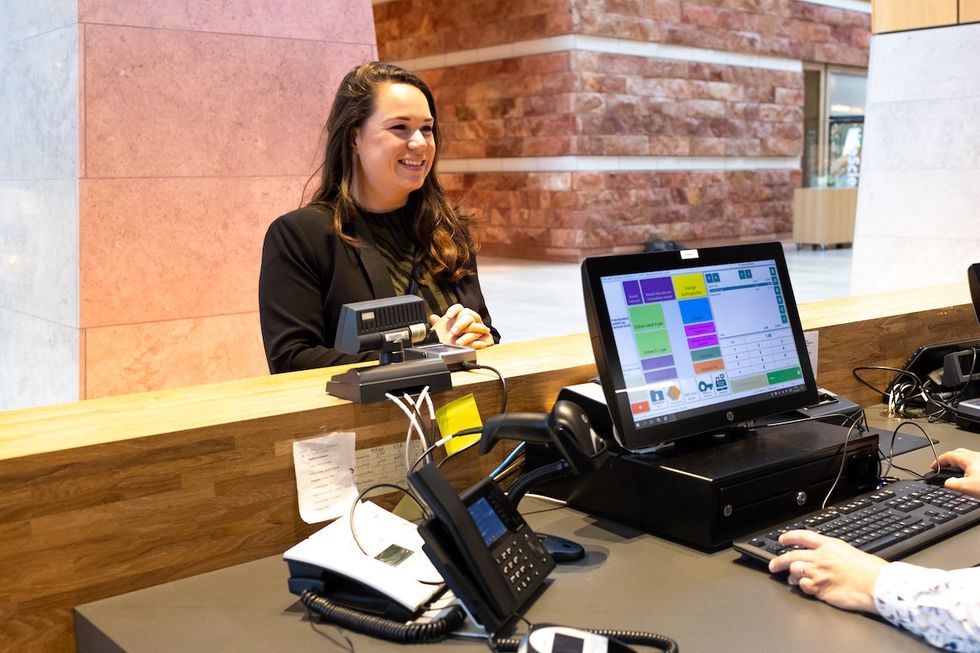 Woman buying a ticket at Naturalis