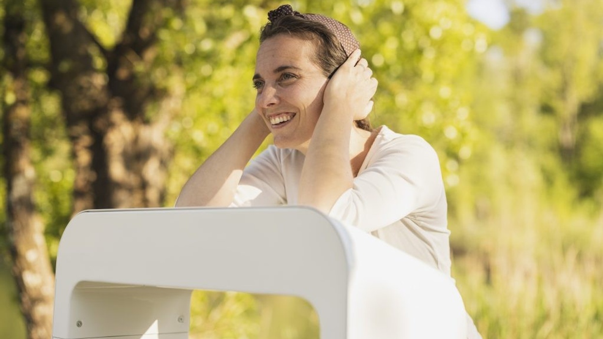 Woman using Losonnante Whisper Box