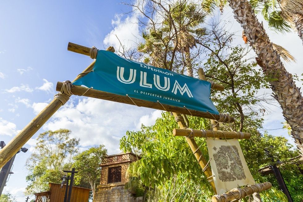 Wooden sign reads "Expedici\u00f3n ULUM" in a lush, tropical setting.