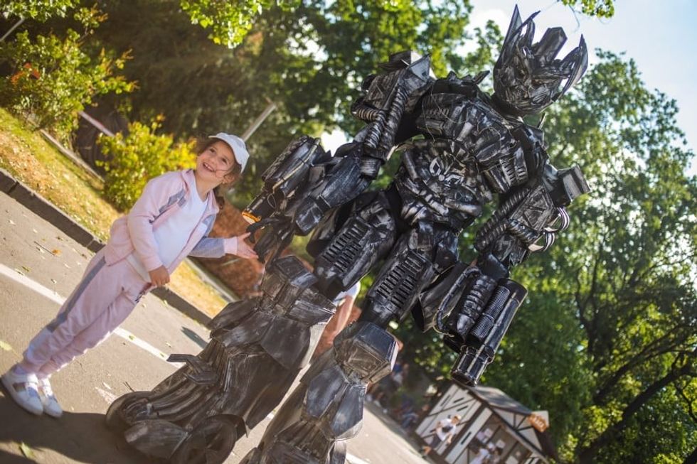 World Touring Exhibitions Living Robots with Guest