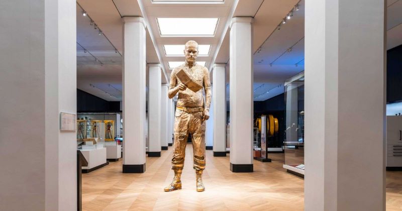 Giant statue of a man in the Wellcome Gallery at the Science Museum