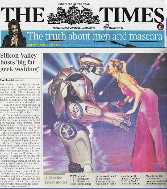 titan the robot KISSING-HEIDI-KLUM-IN-THE-TIMES