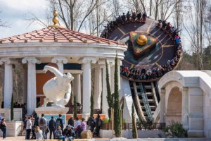 Parc Asterix, Puy du Fou, Futuroscope, Disney, investment