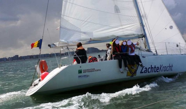 kids aboard zachte kracht sailing boat