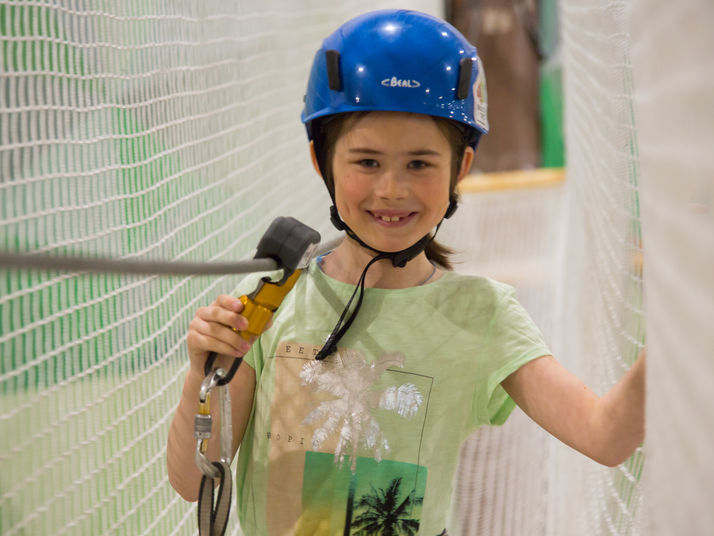 girl using kanopeo saferoller belay system