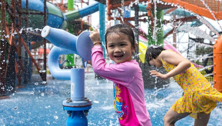 girl using water cannon at wet'n'wild haikou