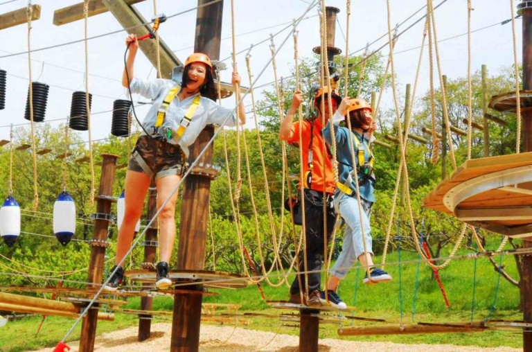 women on ropes course ora!woo!tan! at harvest hill japan