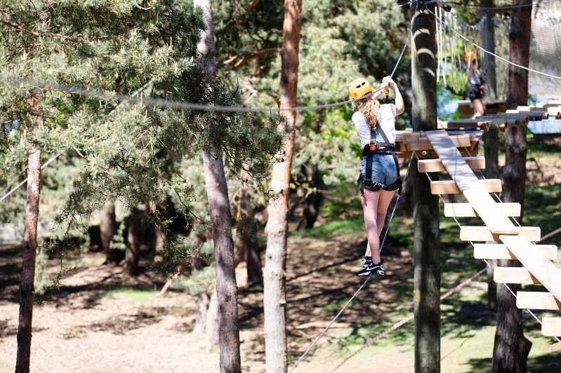 girl tackles zilvermeer obstacle course belgium