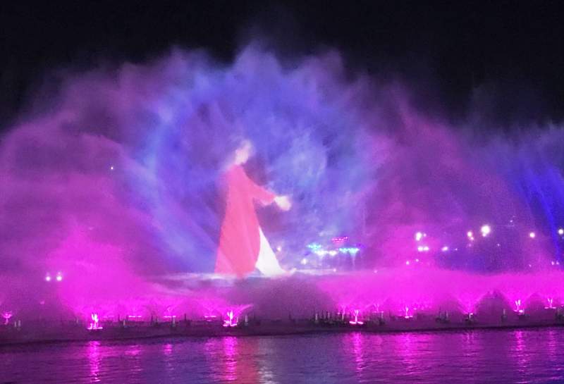 Nanhu light and water show, Bozhou, figure walking