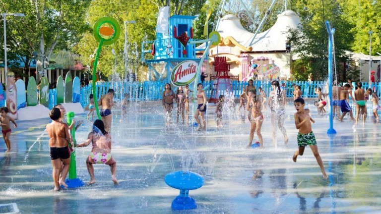 kids play on vortex splashpad