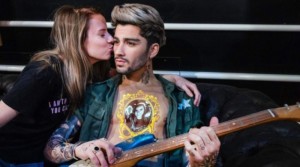 girl kisses zayn malik with new tattoo selfie at madame tussauds amsterdam