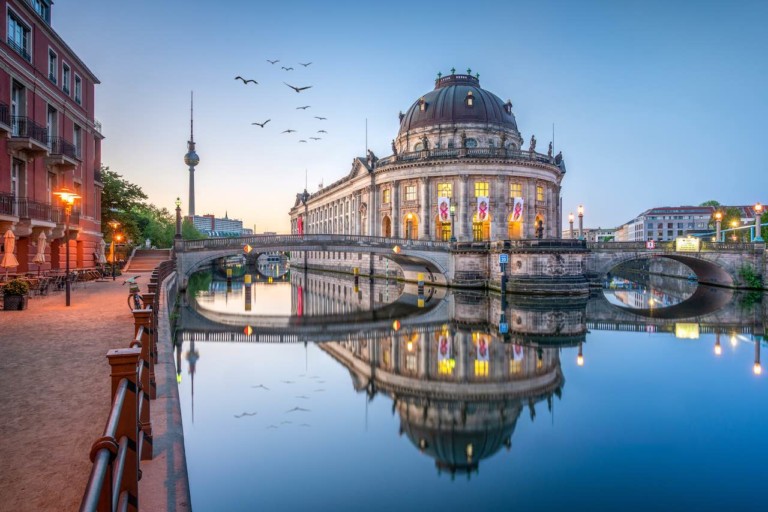 Museumsinsel mit Bode Museum und Fernsehturm in Berlin, Deutschland