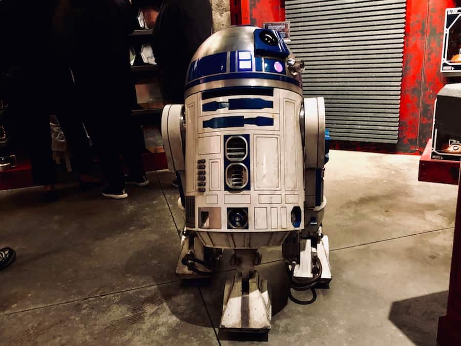 R2D2 star wars galaxys edge photos