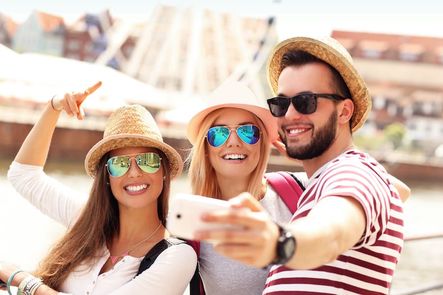 young-people-taking-selfie-theme-park digital experiences