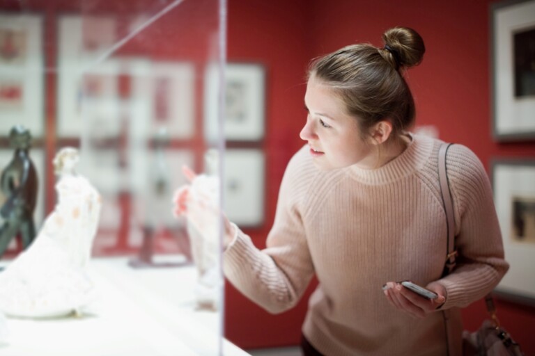 girl in museum