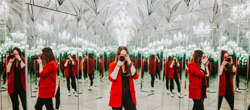 illuziokmuseuma museum of illusions woman takes photo in mirror room