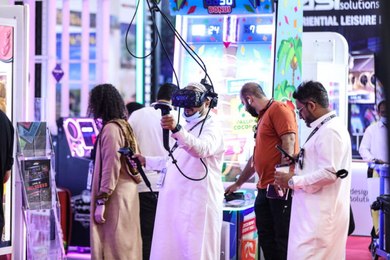 attendees test VR solutions at SEA Expo