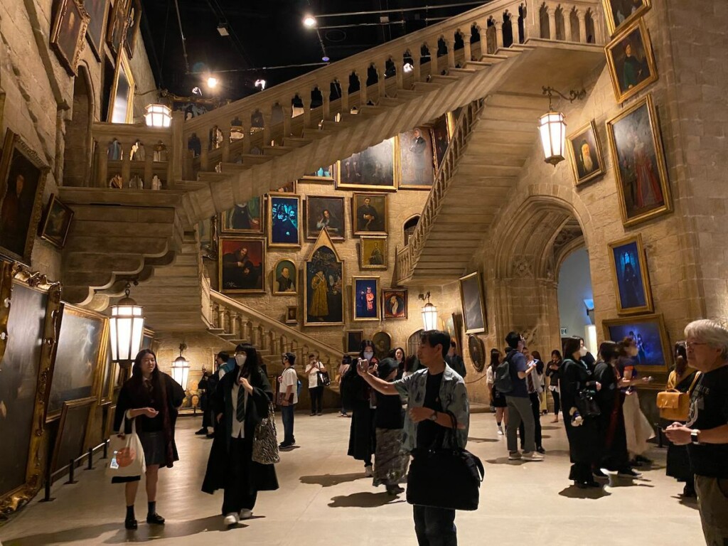 warner bros studio tour tokyo hogwarts staircase