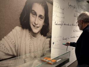 Guide-ID Anne Frank The Exhibition visitor